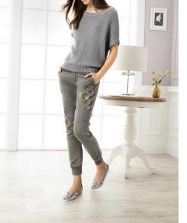 Designer-Jeans mit Nieten hellgrau