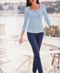 Designer-Rippenshirt mitHäkeleinsatz und Zierperlen bleu