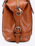 Handtasche mit Schnallen und Nieten cognac