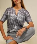 Kurzarmshirt mit Allover-Foliendruck in Metall-Optik steingr