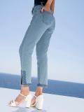 Push-up-Jeans mit Blüten-Applikation blue-bleached