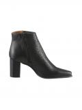 Rind-Nappaleder-Stiefelette mitLochmuster schwarz