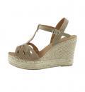 Rind-Veloursleder-Keilsandalette beige